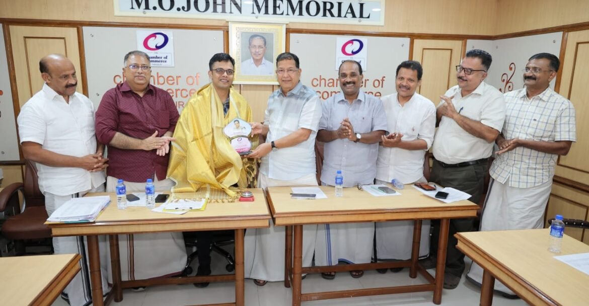 മുൻ പോലീസ് കമ്മീഷണർ ആർ ഇളങ്കോ ഐ പി എസ്സിന് പ്രസിഡന്റ് ടി. എസ് പട്ടാഭിരാമൻ തൃശൂർ ചേംബർ ഓഫ് കൊമേഴ്‌സിന്റെ ഉപഹാരം കൈമാറുന്നു. വൈസ് പ്രസിഡന്റ്‌ റാഫി ആന്റണി പൊന്തക്കൻ, സെക്രട്ടറി സോളി തോമസ് കവലക്കാട്ട്, ട്രഷറർ ഷൈൻ തറയിൽ, ജോയിൻ്റ് സെക്രട്ടറിമാരായ സിജോ ചിറക്കേക്കാരൻ, ടോജോ മാത്യു ,കെ. എഫ്. ജോസ് തുടങ്ങിയവർ സമീപം