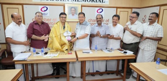 മുൻ പോലീസ് കമ്മീഷണർ ആർ ഇളങ്കോ ഐ പി എസ്സിന് പ്രസിഡന്റ് ടി. എസ് പട്ടാഭിരാമൻ തൃശൂർ ചേംബർ ഓഫ് കൊമേഴ്സിന്റെ ഉപഹാരം കൈമാറുന്നു. വൈസ് പ്രസിഡന്റ് റാഫി ആന്റണി പൊന്തക്കൻ, സെക്രട്ടറി സോളി തോമസ് കവലക്കാട്ട്, ട്രഷറർ ഷൈൻ തറയിൽ, ജോയിൻ്റ് സെക്രട്ടറിമാരായ സിജോ ചിറക്കേക്കാരൻ, ടോജോ മാത്യു ,കെ. എഫ്. ജോസ് തുടങ്ങിയവർ സമീപം