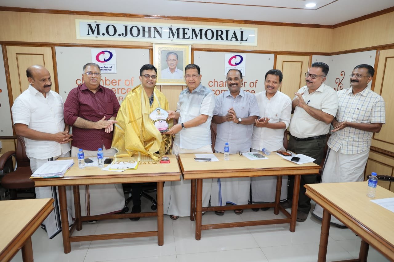മുൻ പോലീസ് കമ്മീഷണർ ആർ ഇളങ്കോ ഐ പി എസ്സിന് പ്രസിഡന്റ് ടി. എസ് പട്ടാഭിരാമൻ തൃശൂർ ചേംബർ ഓഫ് കൊമേഴ്‌സിന്റെ ഉപഹാരം കൈമാറുന്നു. വൈസ് പ്രസിഡന്റ്‌ റാഫി ആന്റണി പൊന്തക്കൻ, സെക്രട്ടറി സോളി തോമസ് കവലക്കാട്ട്, ട്രഷറർ ഷൈൻ തറയിൽ, ജോയിൻ്റ് സെക്രട്ടറിമാരായ സിജോ ചിറക്കേക്കാരൻ, ടോജോ മാത്യു ,കെ. എഫ്. ജോസ് തുടങ്ങിയവർ സമീപം